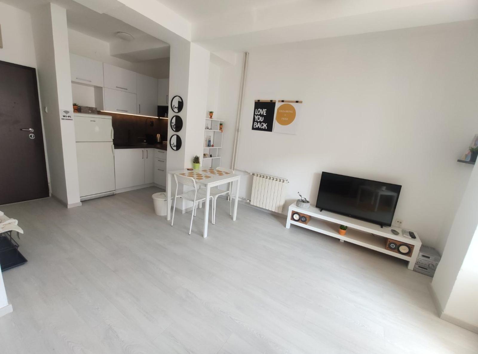 City Center White Apartment! Скоп'є Екстер'єр фото